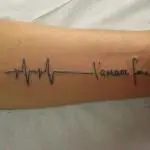 french-phrase-with-heart-beat-tattoo-on-forearm