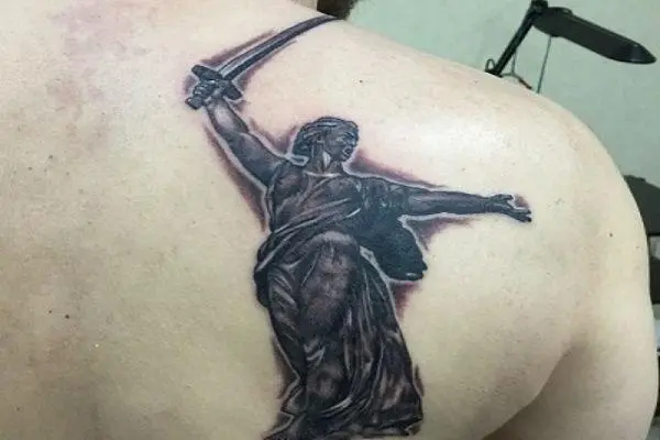 Татуировка родина мать на спине у мужчины