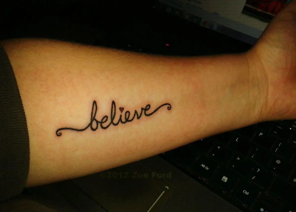 тату believe с сердечком над i