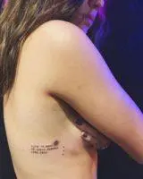 tattoo-inscription-on-body-side (2) Тату надпись сбоку туловища на уровне груди