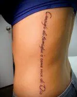 tattoo-inscription-on-body-side (5) Тату надпись сбоку туловища вертикальная