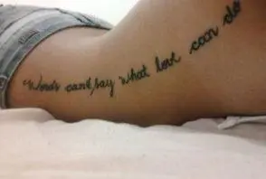 tattoo-inscription-on-body-side (6) Тату надпись сбоку туловища на всю длину