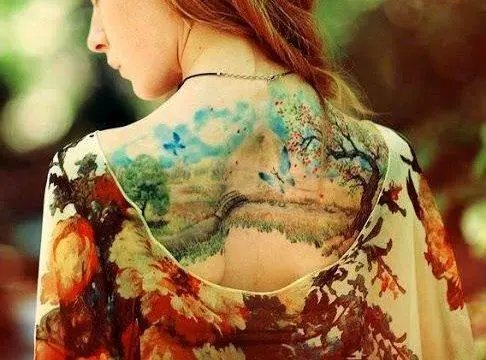 Тату природа, пейзаж спина девушки