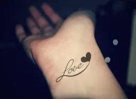 tattoo-love-on-arm (2) Тату с надписью love с сердечком и подчеркиванием