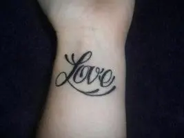 tattoo-love-on-arm (3) Тату с надписью love с большой l