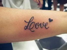 tattoo-love-on-arm (4) Тату с надписью love с сердечком ближе к локтю