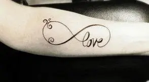tattoo-love-on-arm (5) Тату с надписью love около локтя с бесконечностью