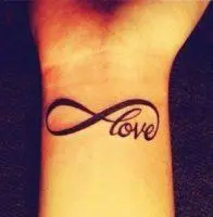 tattoo-love-on-arm (6) Тату с надписью love на запястье внутри бесконечности
