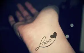 tattoo-love-on-arm (7) Тату с надписью love на запястье с сердечком