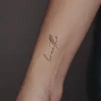 popular-inscription1 Татуировка Дыши на руке