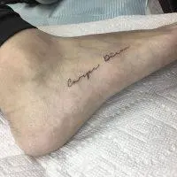 popular-inscription6 Татуировка Carpe diem на ноге у девушки
