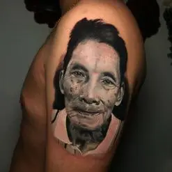 Aaron Olaguivel (Omom Tattoo)