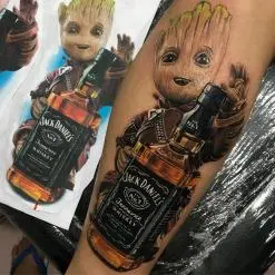 Aaron Olaguivel (Omom Tattoo)